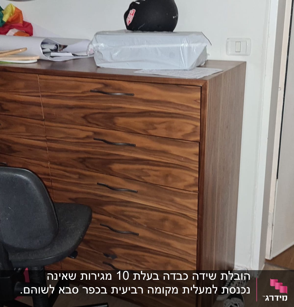 כיסא משרדי ליד שידה עם חפצים שונים